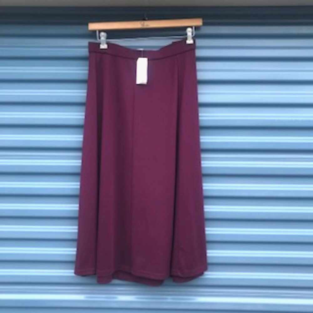 Size: 24/26W 3x Women's Pleated Skirt . Christopher & Banks . New w. Tags